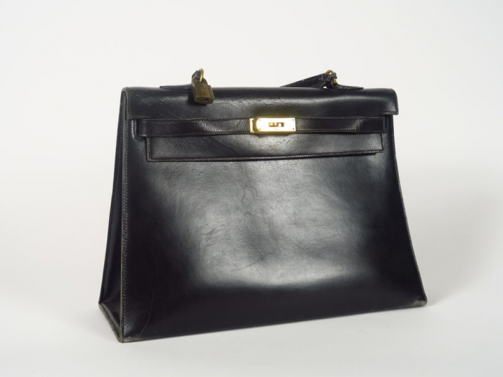 HERMES. 'Kelly' sac à main en cuir noir. Dim. 26 x 31,5 cm