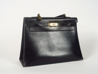 Vente aux enchères HERMES. 'Kelly' sac à main en cuir noir. Dim. 26 x 31,5 cm