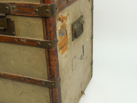 Louis VUITTON  Malle en toile, monogrammée.  66.5 x 55.5 x 81.5 cm (us