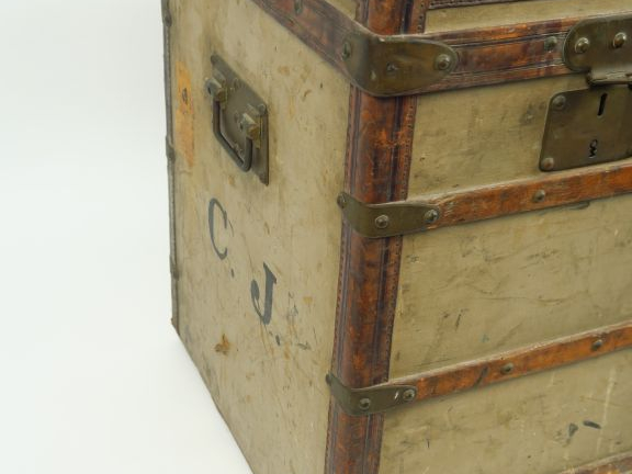 Louis VUITTON  Malle en toile, monogrammée.  66.5 x 55.5 x 81.5 cm (us