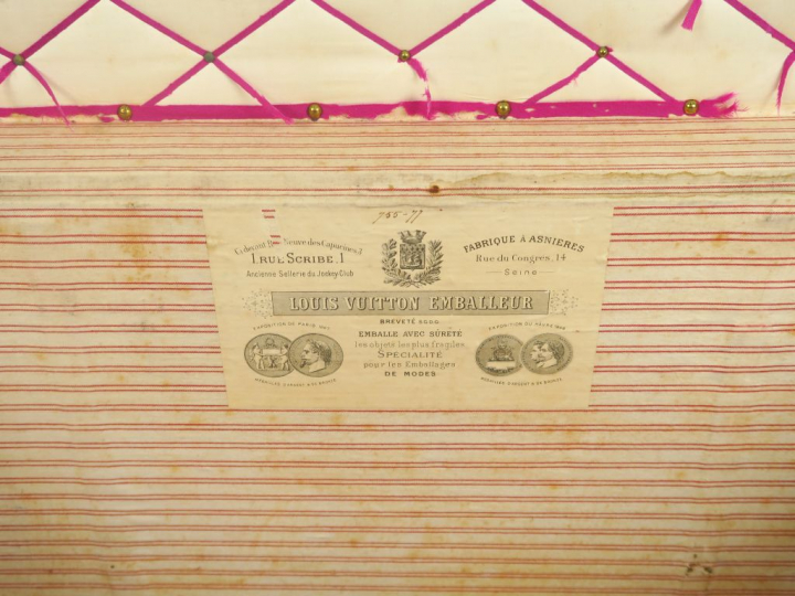 Louis VUITTON  Malle en toile, monogrammée.  66.5 x 55.5 x 81.5 cm (us