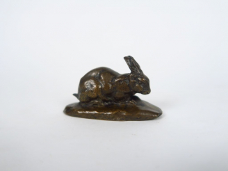 Vente aux enchères BARYE. "Lièvre couché". Sculpture en bronze à patine brune. Signée. H.