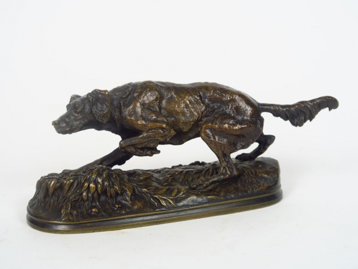 P.J. MENE. "Epagneul à l'affût". Sculpture en bronze à patine brune. S