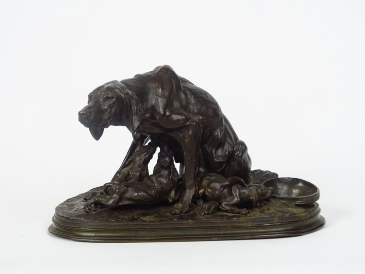 P.J. MENE. "Braque allaitant ses petits". Groupe en bronze à patine br