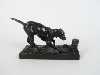 Vente aux enchères BARYE. "Braque à l'affût". Sculpture en bronze à patine brune. Signée.