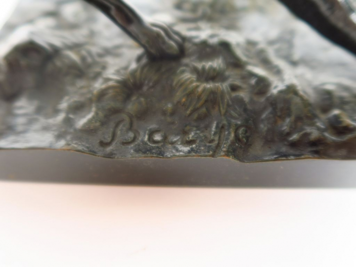 BARYE. "Braque à l'affût". Sculpture en bronze à patine brune. Signée.