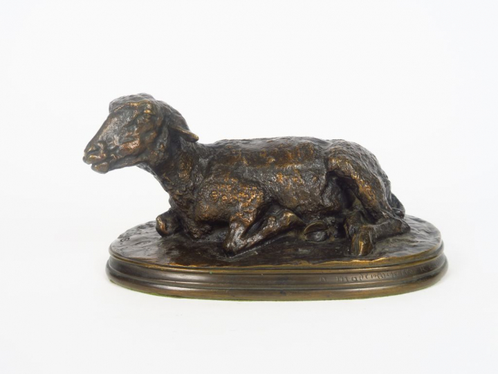P.J. MENE. "Brebis assise". Sculpture en bronze à patine brune. Signée
