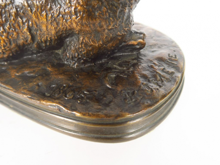 P.J. MENE. "Brebis assise". Sculpture en bronze à patine brune. Signée