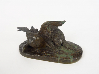 Vente aux enchères P.J. MENE. "Raton laveur et canard". Groupe en bronze à patine brune. 