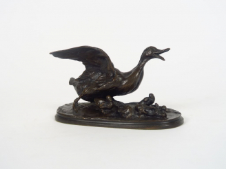 Vente aux enchères P.J. MENE "Canne et ses canetons". Groupe en bronze à patine brune. Si