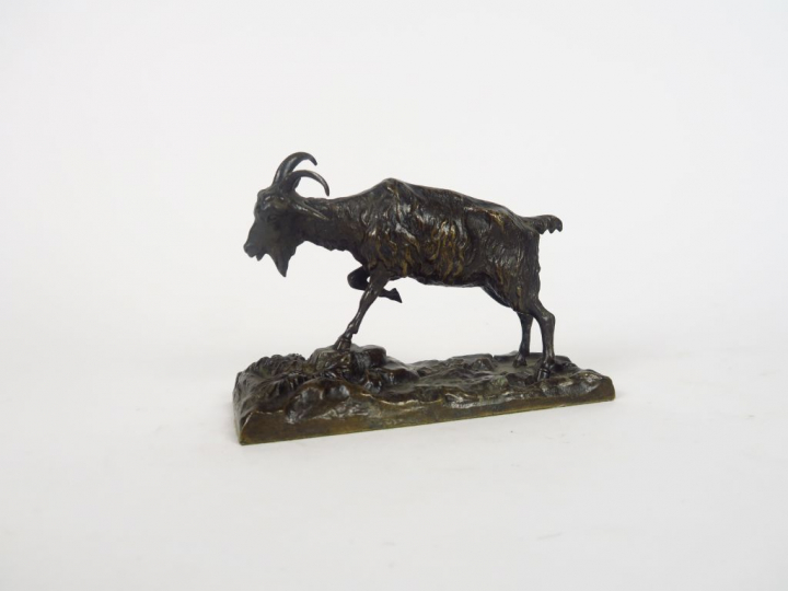 P.J. MENE. "Chèvre". Sculpture en bronze à patine brune. Signée. Dim. 