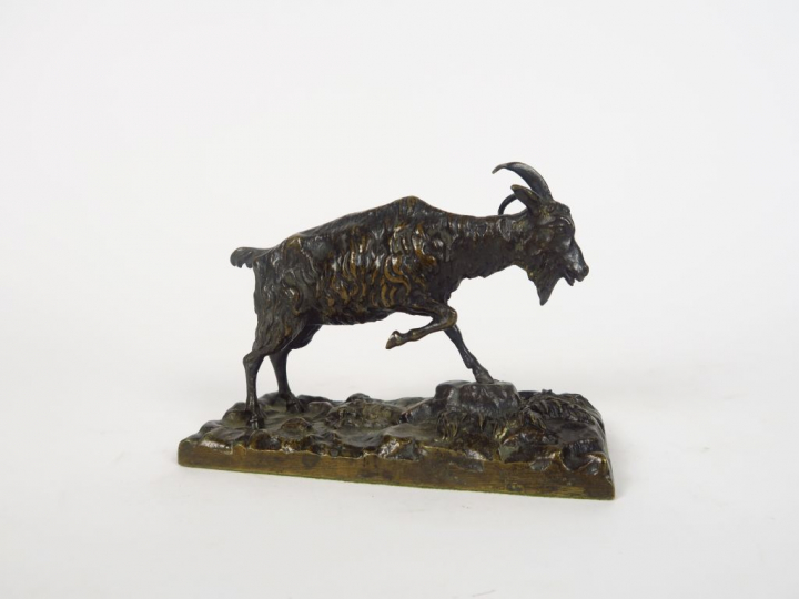 P.J. MENE. "Chèvre". Sculpture en bronze à patine brune. Signée. Dim. 