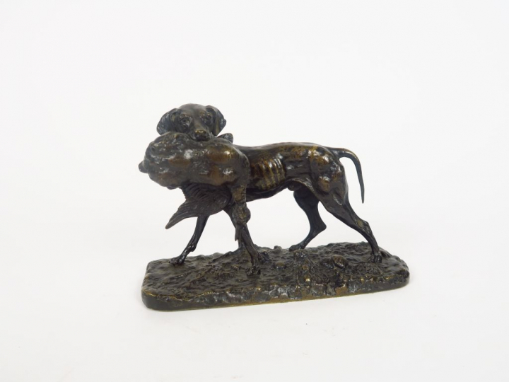 P.J. MENE. "Braque rappportant un canard". Sculpture en bronze à patin