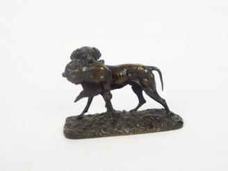 Vente aux enchères P.J. MENE. "Braque rappportant un canard". Sculpture en bronze à patin