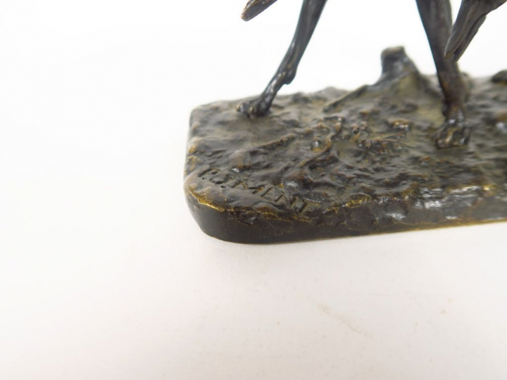 P.J. MENE. "Braque rappportant un canard". Sculpture en bronze à patin