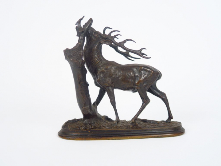 P.J. MENE. "Cerf se frottant à un arbre". Sculpture en bronze à patine
