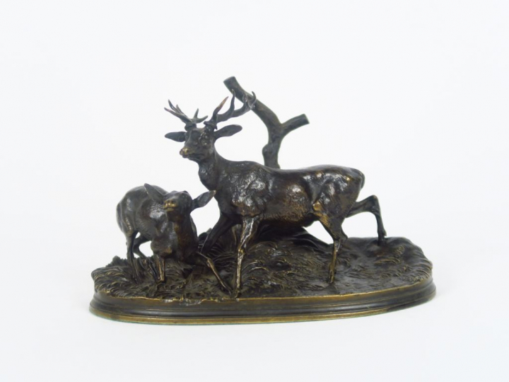 P.J. MENE. "Cerf et son petit". Groupe en bronze à patine brune. Signé