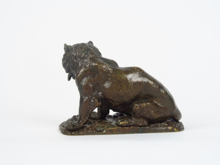 Sujet en bronze à patine brune "Félin dévorant sa proie" Dim. 11 x 16 