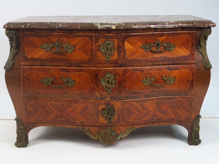 Commode tombeau Louis XV en marqueterie ouvrant à cinq tiroirs sur tro