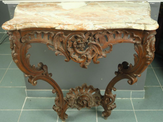 Vente aux enchères Console Louis XV en chêne mouluré et sculpté à décor de rinceaux et de