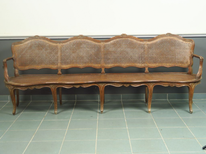 Grande banquette cannée Louis XV en noyer. Dim. 236 x 65 x  89 cm. (ac