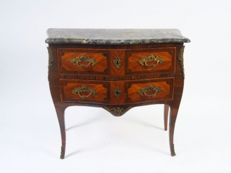Vente aux enchères Commode Louis XV en marqueterie ouvrant à deux tiroirs sur deux rangs,