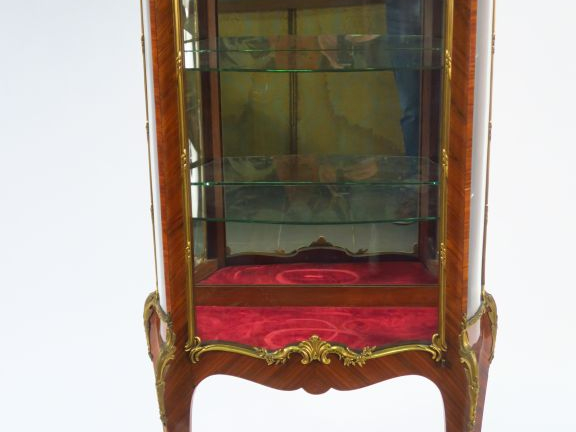 SORMANI. Vitrine de style Louis XV en marqueterie. Très belle ornement