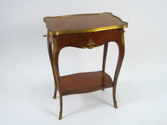 Vente aux enchères MILLET à Paris. Table d'appoint de style Louis XV en marqueterie, à dé