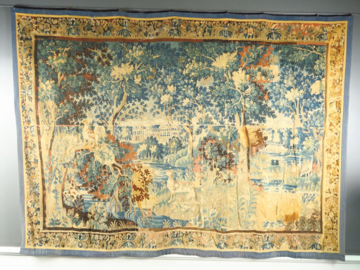 Tapisserie d'Aubusson XVIIIème "verdure".  Dim. : 248 x 337 cm (accide