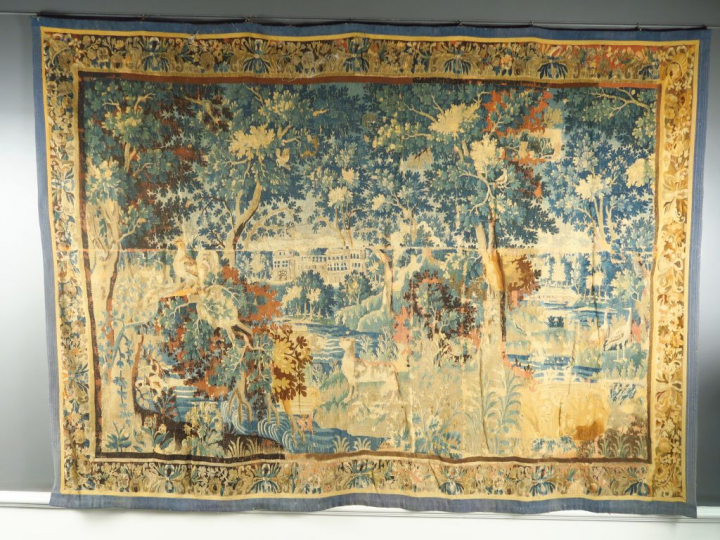 Tapisserie d'Aubusson XVIIIème "verdure".  Dim. : 248 x 337 cm (accide
