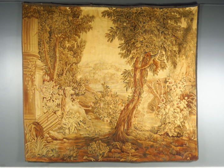 Tapisserie  XVIIIème, à décor de chien dans un paysage à l'antique. Di