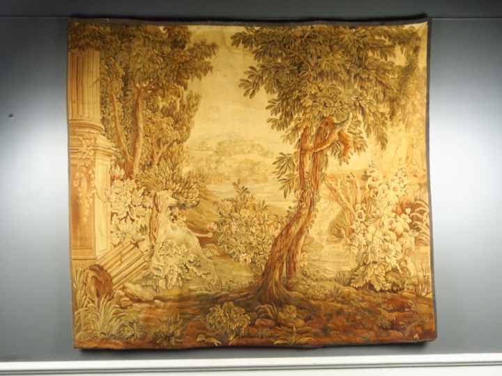 Tapisserie  XVIIIème, à décor de chien dans un paysage à l'antique. Di