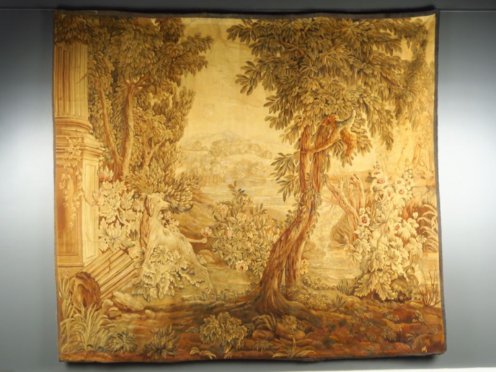 Tapisserie  XVIIIème, à décor de chien dans un paysage à l'antique. Di