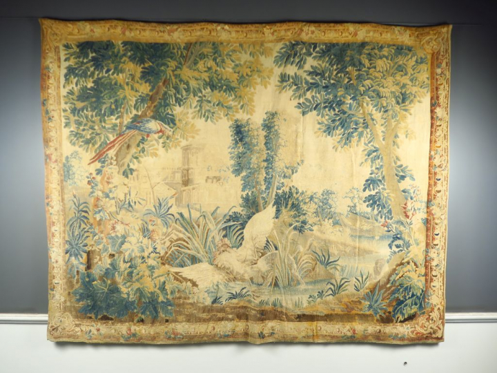 Tapisserie  XVIIIème, à décor de aras, de cygnes et de chien dans un p
