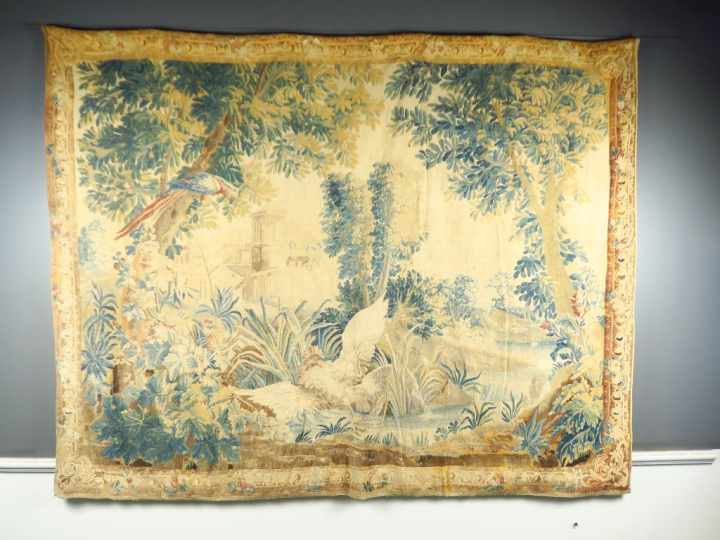 Tapisserie  XVIIIème, à décor de aras, de cygnes et de chien dans un p