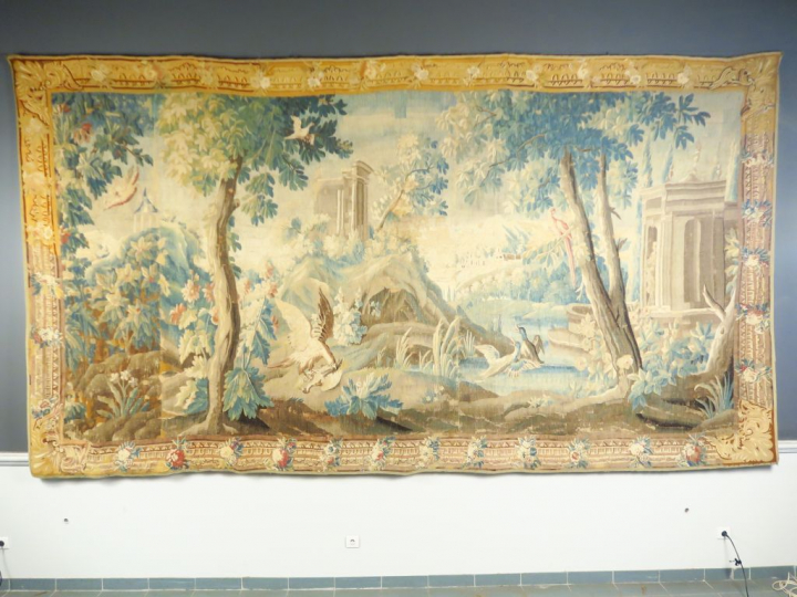 Tapisserie  XVIIIème, à décor de aras et de canards dans un paysage à 