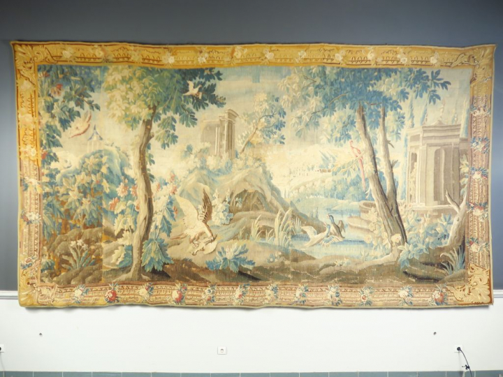 Tapisserie  XVIIIème, à décor de aras et de canards dans un paysage à 