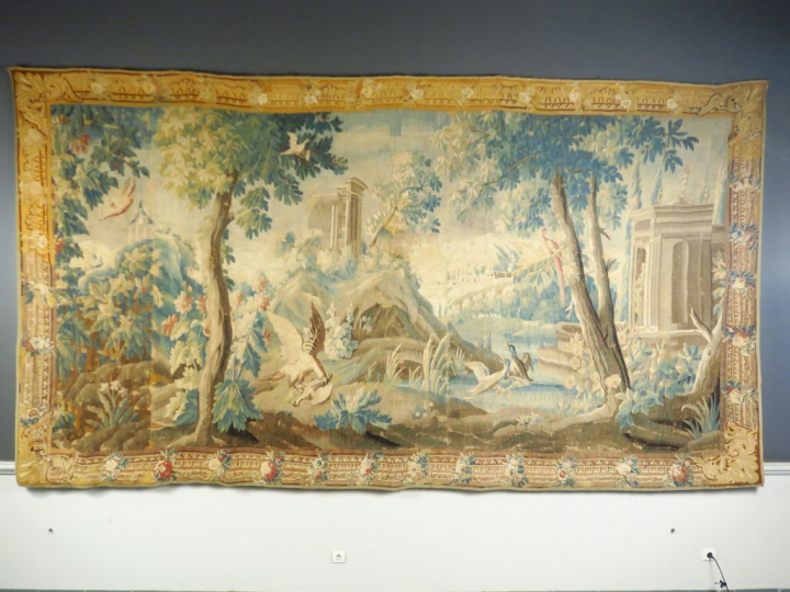 Tapisserie  XVIIIème, à décor de aras et de canards dans un paysage à 