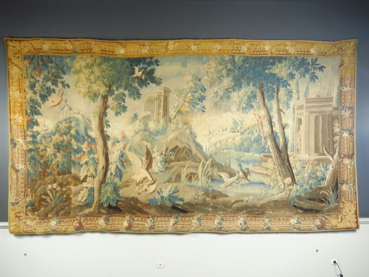 Tapisserie  XVIIIème, à décor de aras et de canards dans un paysage à 