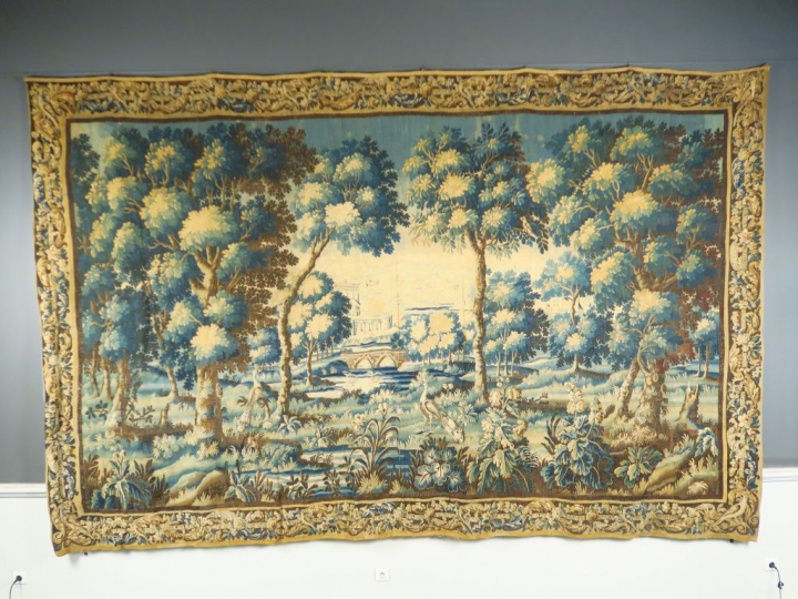Tapisserie d’Aubusson XVIIIème, à décor de aras et d’oiseaux dans un p