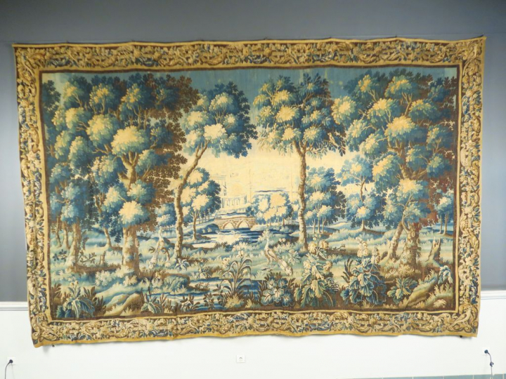 Tapisserie d’Aubusson XVIIIème, à décor de aras et d’oiseaux dans un p