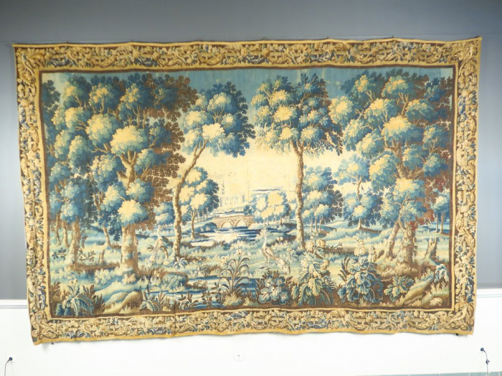 Tapisserie d’Aubusson XVIIIème, à décor de aras et d’oiseaux dans un p