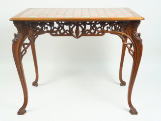 Vente aux enchères Table Art Nouveau en noyer mouluré et sculpté à décor  de rinceaux et 