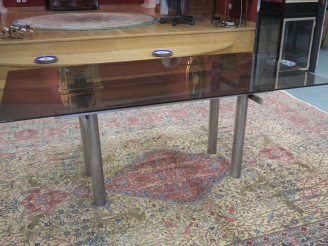 Vente aux enchères Table 1970 piètement en métal, plateau en verre fumé