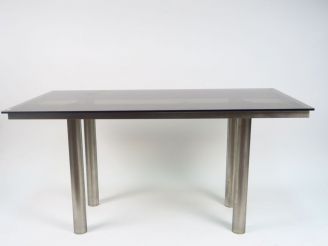 Vente aux enchères Table 1970 piètement en métal, plateau en verre fumé.