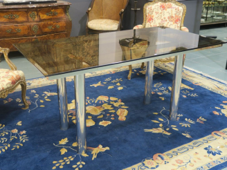 Vente aux enchères Table 1970 piètement en métal chromé, plateau en verre fumé (petits ac