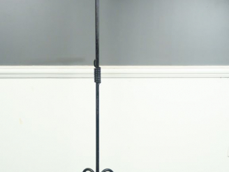 Vente aux enchères Lampadaire de style Art Déco en fer forgé.  H. : 184 cm.