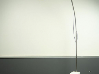 Vente aux enchères FLOS. Grand lampadaire ‘Arco’.