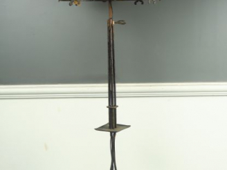 Vente aux enchères Lampadaire 1950 en fer forgé. H. : 184 cm