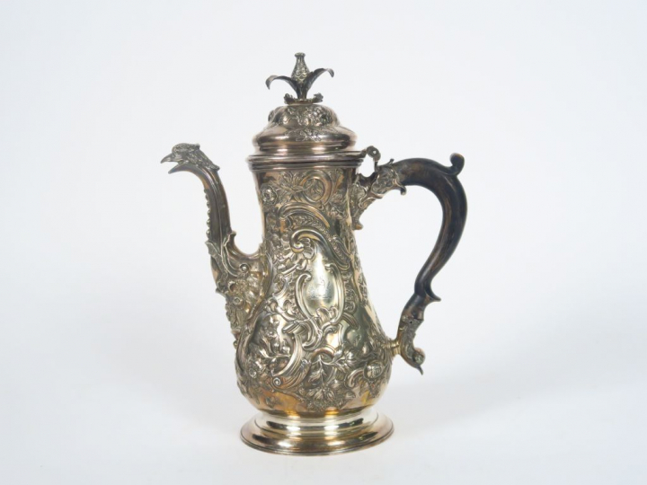 Verseuse de style rocaille en argent étranger, à décor en repoussé de 